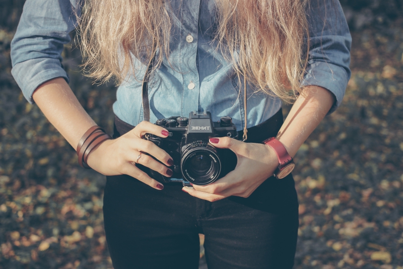 photographe-LE PRADET-min_hand-person-girl-woman-camera-photography-614-pxhere.com